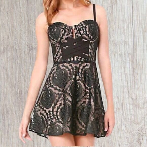 NWOT BebeX Naven Bustier Embroidered Flare Short Dress